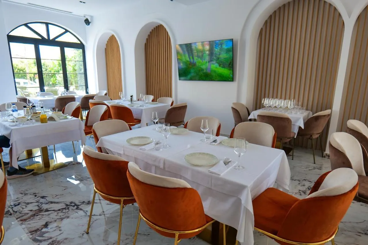 Chimaera Hotel Himare 4*,